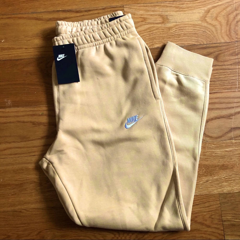 Nike Club Fleece Joggers / Sesame / Medium